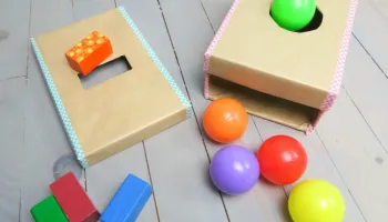 Blocs, boîtes en carton et textures variées